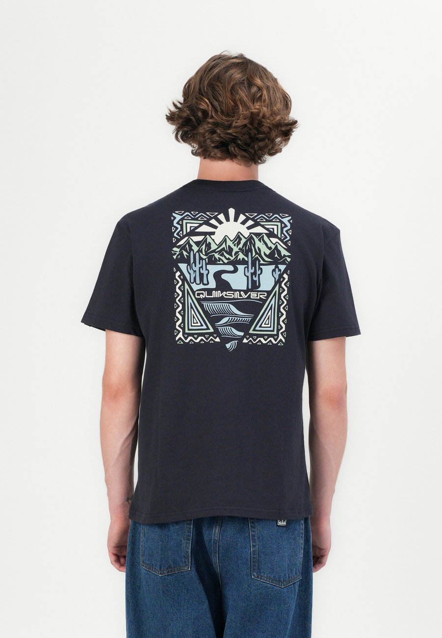 Футболка Quiksilver DESERT WAVES UNISEX, Dark Navy/Dark Blue, Коричневый, Футболка Quiksilver DESERT WAVES UNISEX, Dark Navy/Dark Blue
Футболка Quiksilver DESERT WAVES UNISEX, Dark Navy/Dark Blue, Коричневый, Футболка Quiksilver DESERT WAVES UNISEX, Dark Navy/Dark Blue