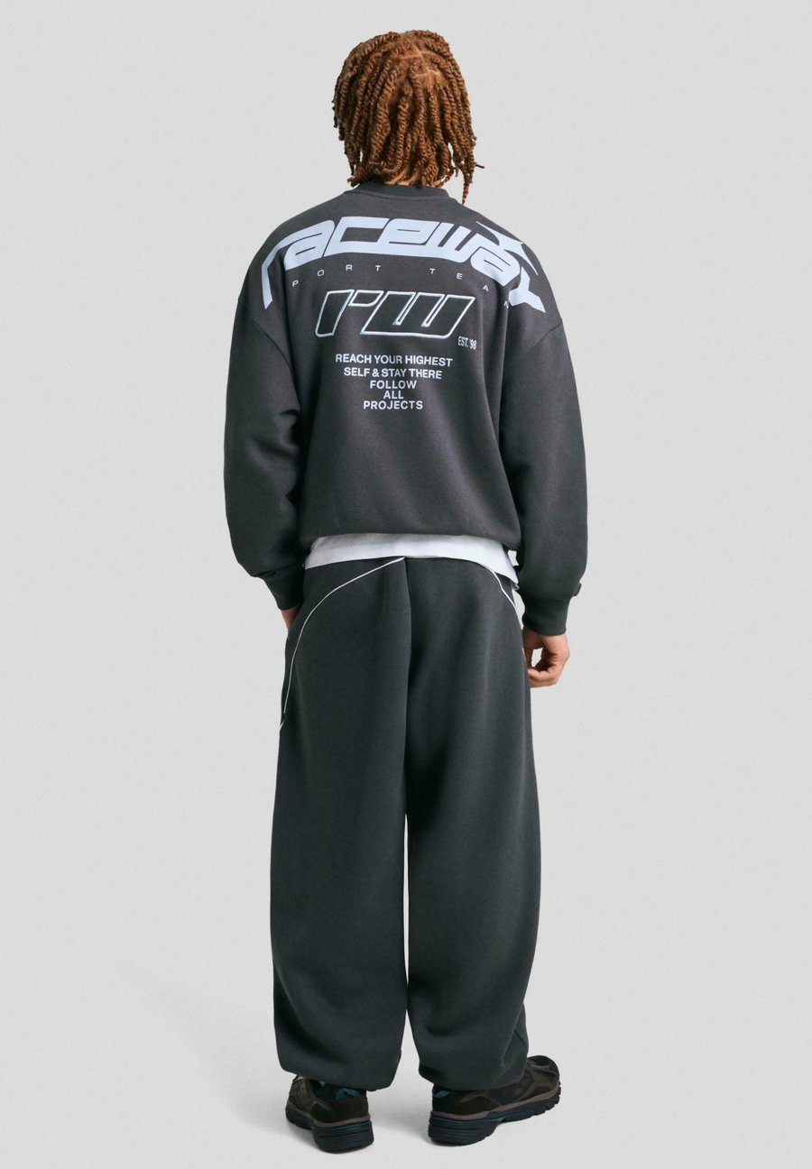 Толстовка Bershka BOXY PRINT, Black
Толстовка Bershka BOXY PRINT, Black