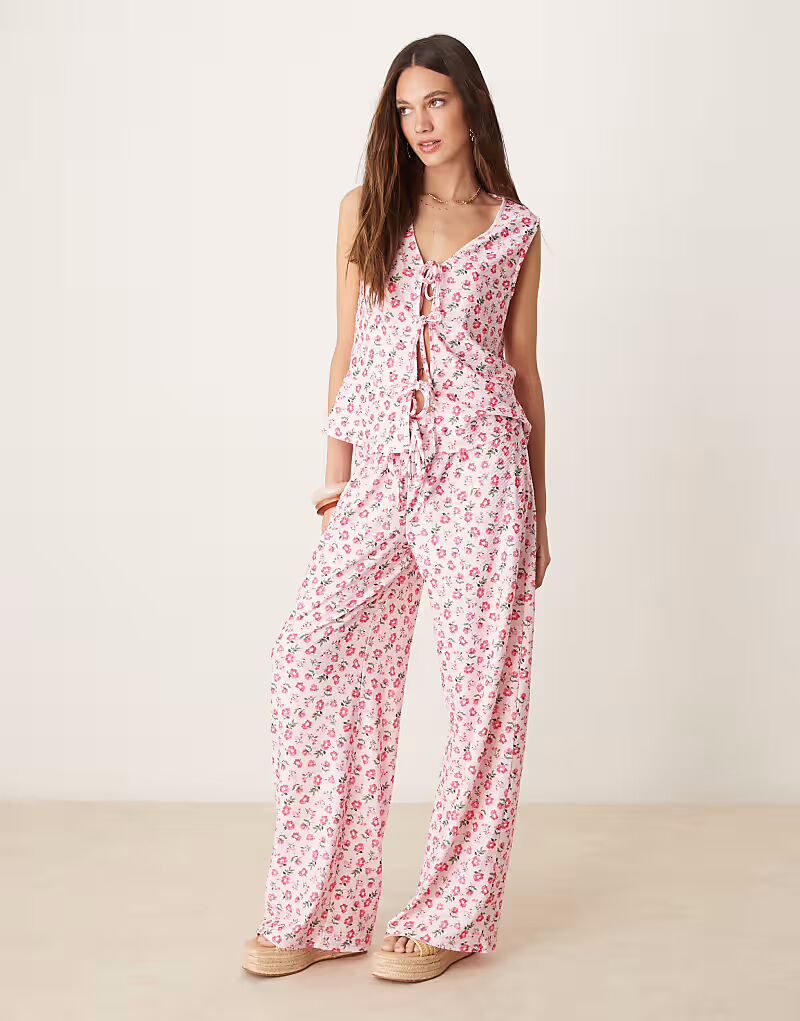 Широкие брюки ASOS DESIGN с завязкой спереди, розового цвета с мелким цветочным принтом
Широкие брюки ASOS DESIGN с завязкой спереди, розового цвета с мелким цветочным принтом