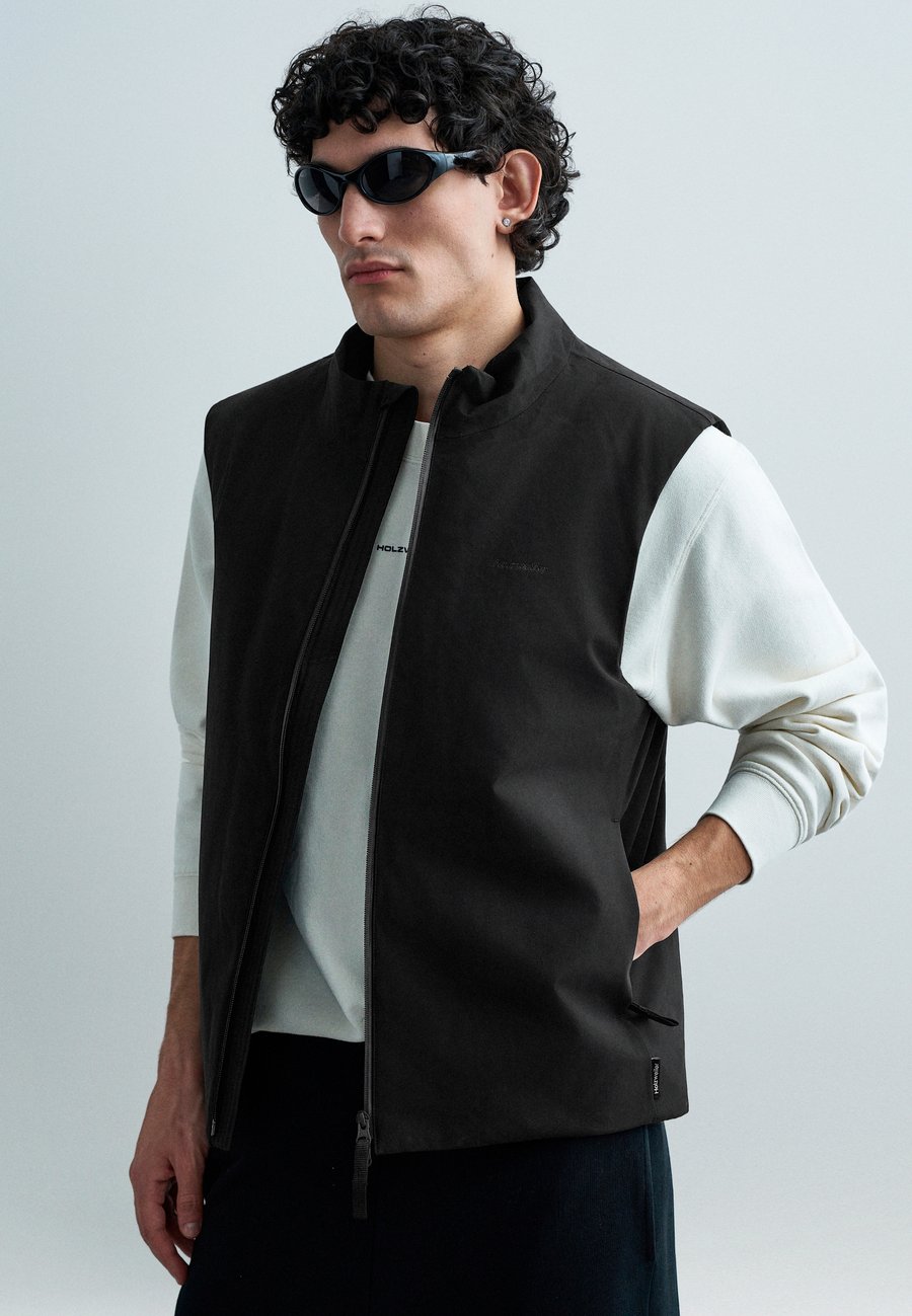 Куртка Holzweiler CAPSULE TRYVANN , Dark Grey
Куртка Holzweiler CAPSULE TRYVANN , Dark Grey