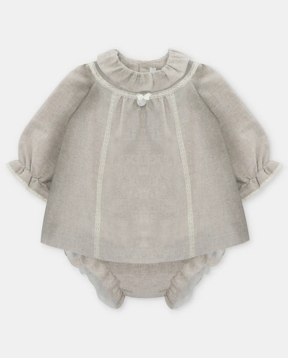 Комплект для малыша платье и трусики из ткани с вышивкой цвета камня Martín Aranda
Комплект для малыша платье и трусики из ткани с вышивкой цвета камня Martín Aranda