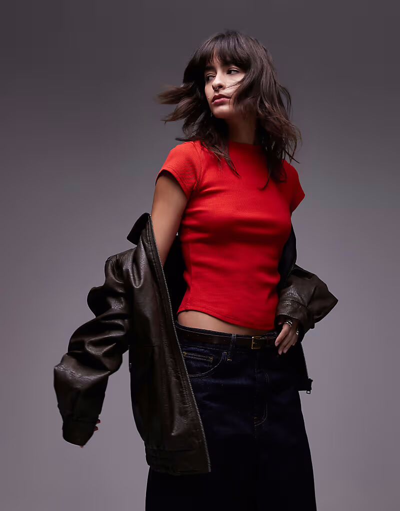 Футболка Topshop с закругленным подолом и резинкой, красного цвета
Футболка Topshop с закругленным подолом и резинкой, красного цвета