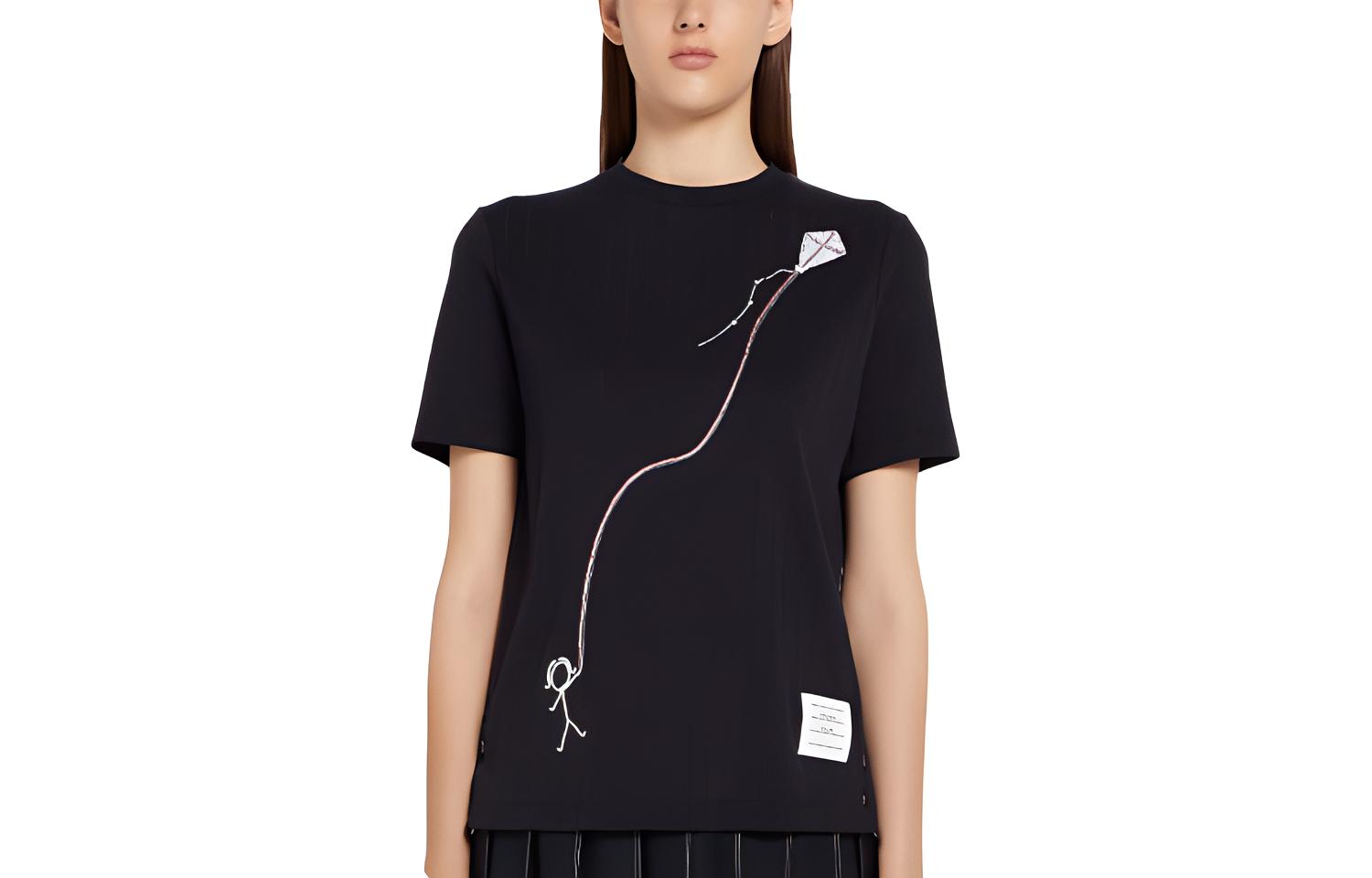 Футболка с вышивкой Mrs Thom Kite THOM BROWNE, синий
Футболка с вышивкой Mrs Thom Kite THOM BROWNE, синий