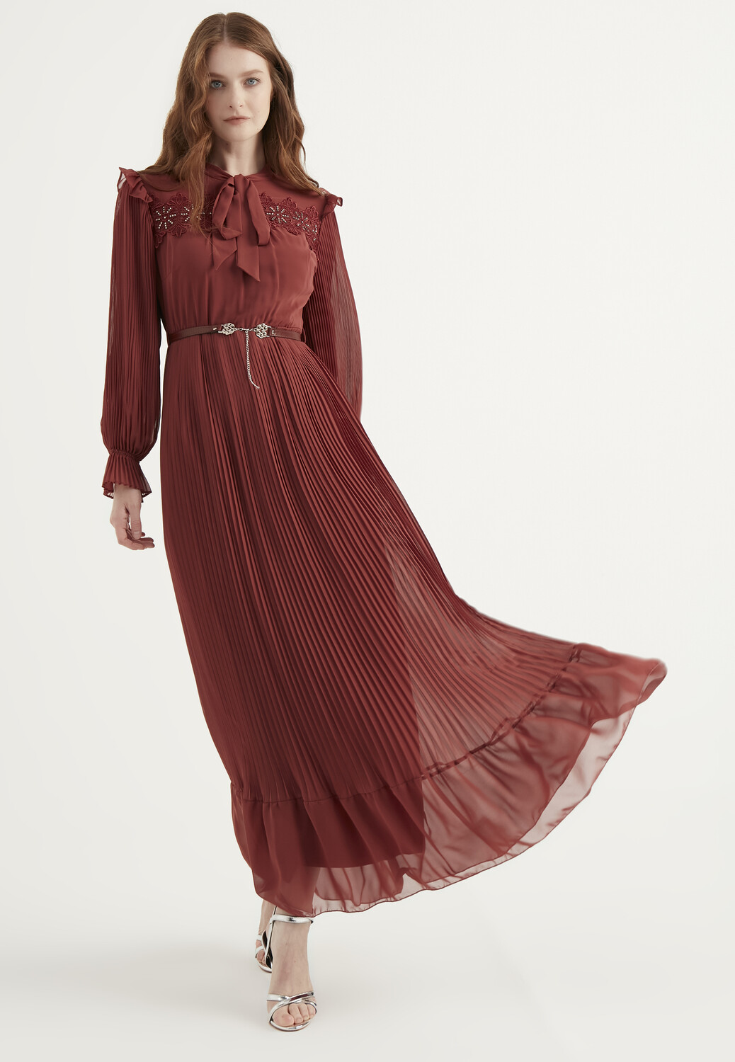 Платье с кружевными деталями и поясом Bonema, коричневый
Платье с кружевными деталями и поясом Bonema, коричневый