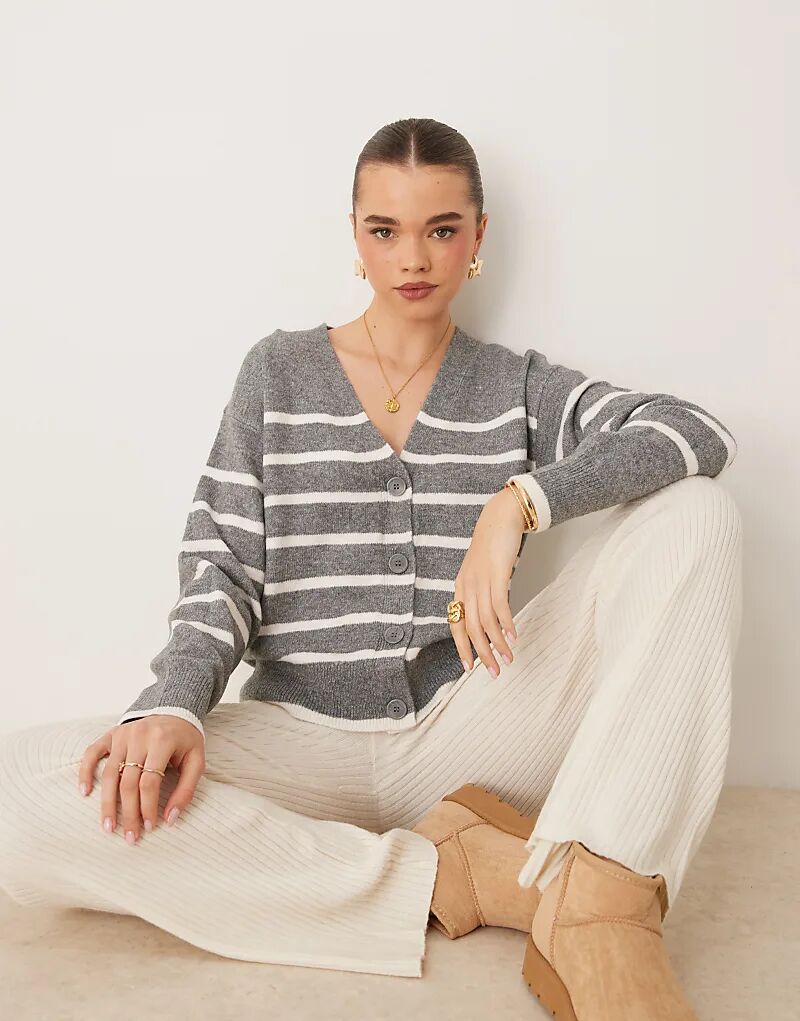 Кардиган на пуговицах в серую полоску New Look
Кардиган на пуговицах в серую полоску New Look