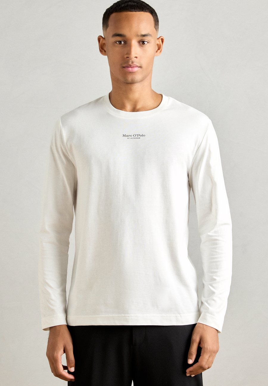 Топ Marc O'Polo LONG SLEEVE LOGO PRINT AT CENTRE FRONT NECK TRIM, Egg White/Off-White
Топ Marc O'Polo LONG SLEEVE LOGO PRINT AT CENTRE FRONT NECK TRIM, Egg White/Off-White