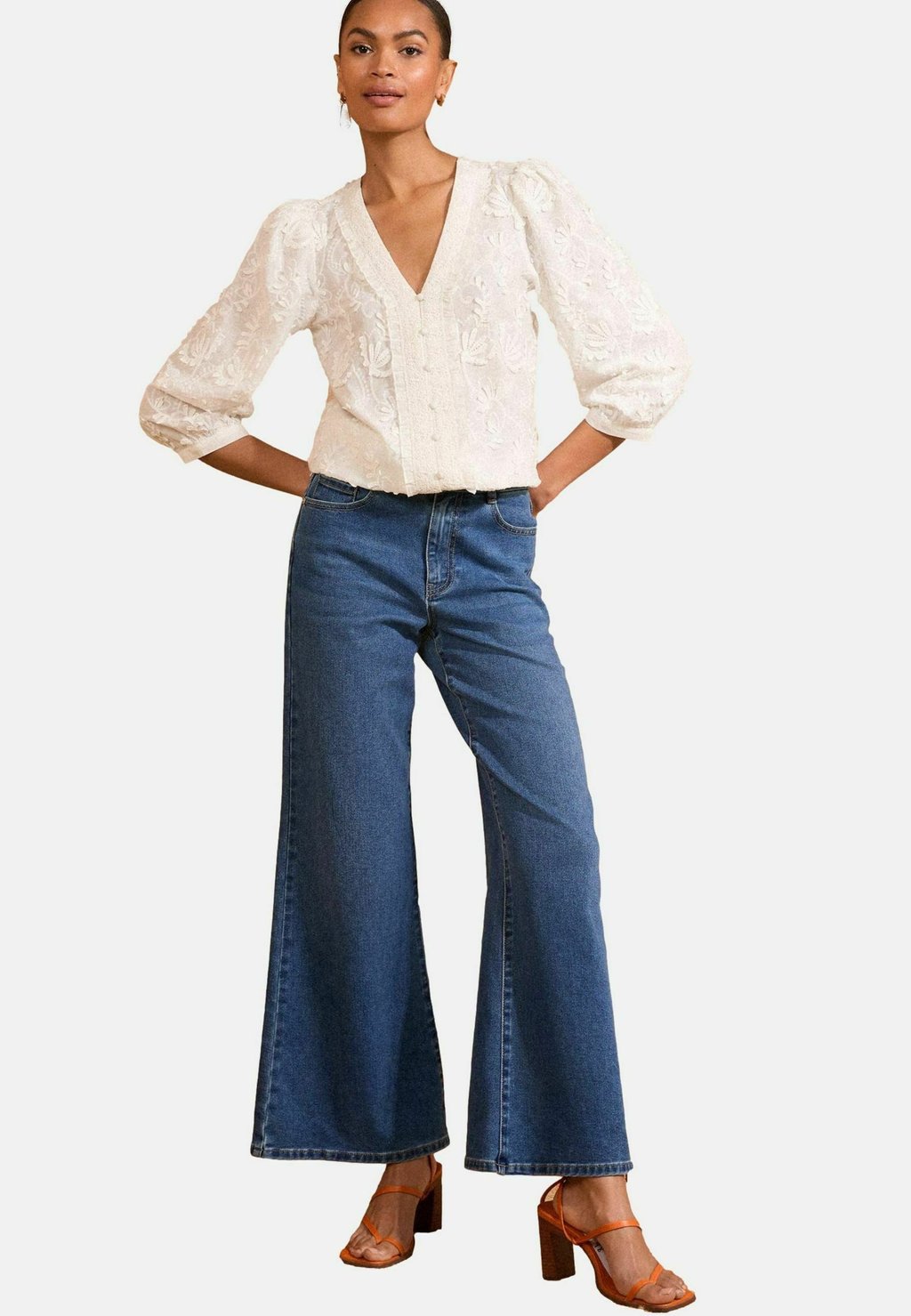 Блуза PETITE FIT - 3D FLORAL 3/4 SLEEVE V-NECKLINE Love & Roses, белый
Блуза PETITE FIT - 3D FLORAL 3/4 SLEEVE V-NECKLINE Love & Roses, белый