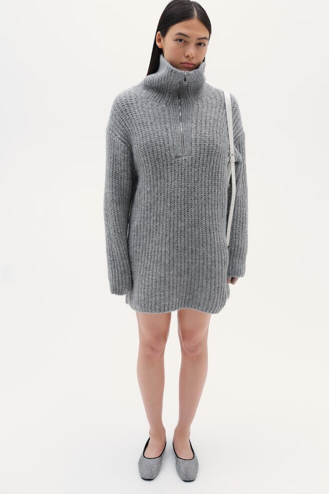 Трикотажное платье в рубчик на молнии H&M, серый
Трикотажное платье в рубчик на молнии H&M, серый
