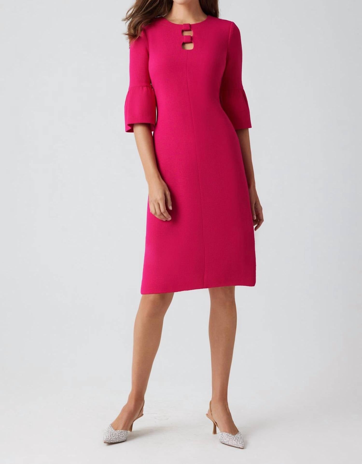 Платье из крепа с вырезом-замочной скважиной на груди и оборками на манжетах в ярко-розовом цвете Teri Jon
Платье из крепа с вырезом-замочной скважиной на груди и оборками на манжетах в ярко-розовом цвете Teri Jon