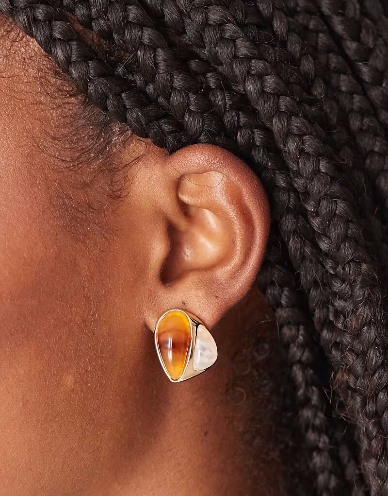 Серьги-гвоздики с янтарем и белыми искусственными камнями золотистого оттенка Asos Design
Серьги-гвоздики с янтарем и белыми искусственными камнями золотистого оттенка Asos Design