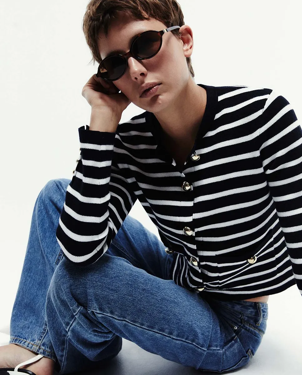 Короткая куртка на молнии Sfera, темно-синий
Короткая куртка на молнии Sfera, темно-синий