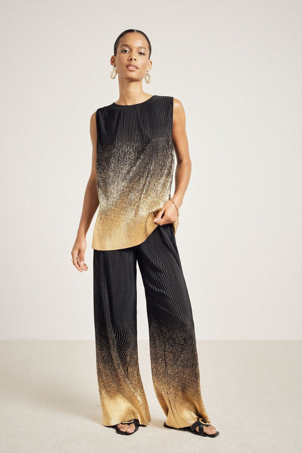 Верхняя часть плиссе с фольгой Ombre River Island, черный
Верхняя часть плиссе с фольгой Ombre River Island, черный