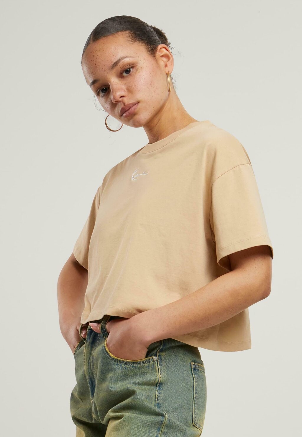 Принт на футболке TEE Karl Kani, песочный
Принт на футболке TEE Karl Kani, песочный