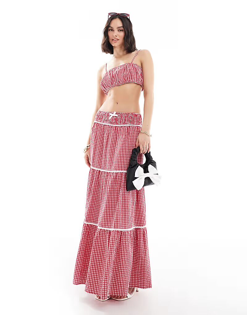 Эксклюзивная юбка макси Frolic с присборенной талией, многоярусной кружевной отделкой, в красную клетку виши The Frolic
Эксклюзивная юбка макси Frolic с присборенной талией, многоярусной кружевной отделкой, в красную клетку виши The Frolic