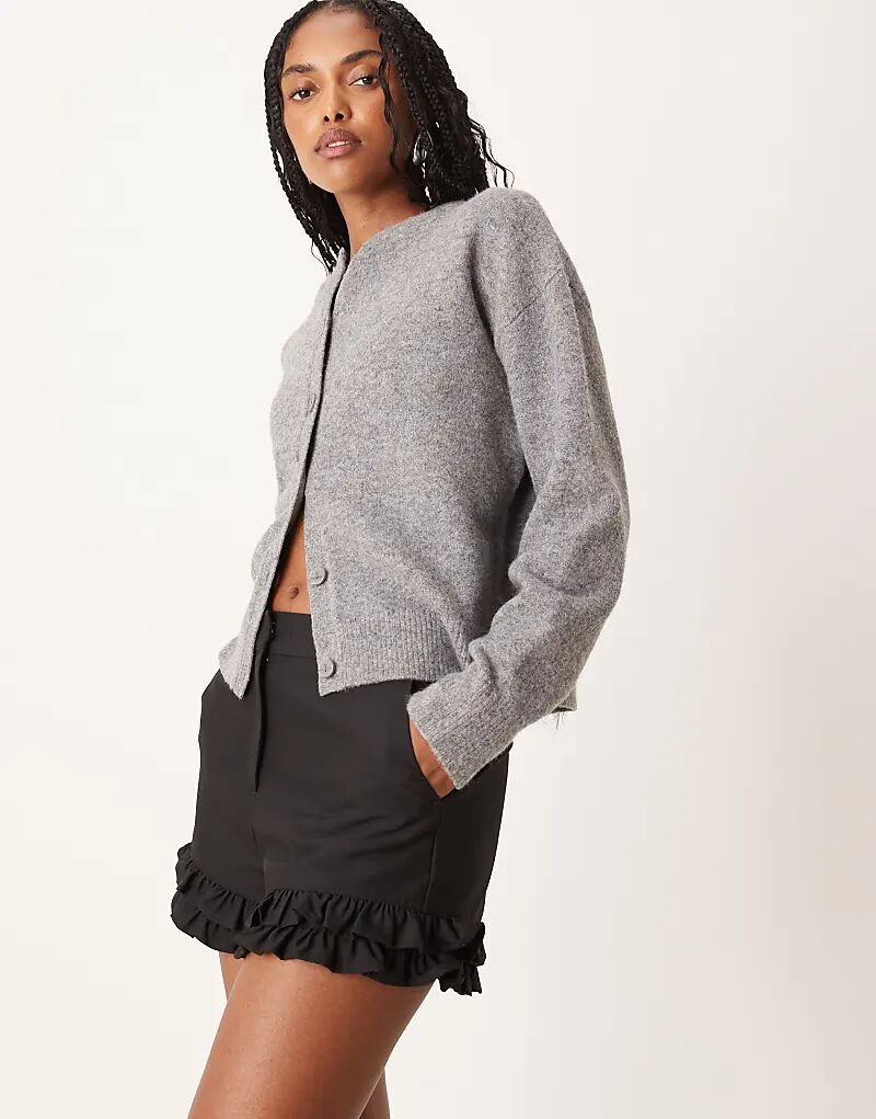 Шорты ASOS DESIGN приталенного кроя с оборками черного цвета
Шорты ASOS DESIGN приталенного кроя с оборками черного цвета