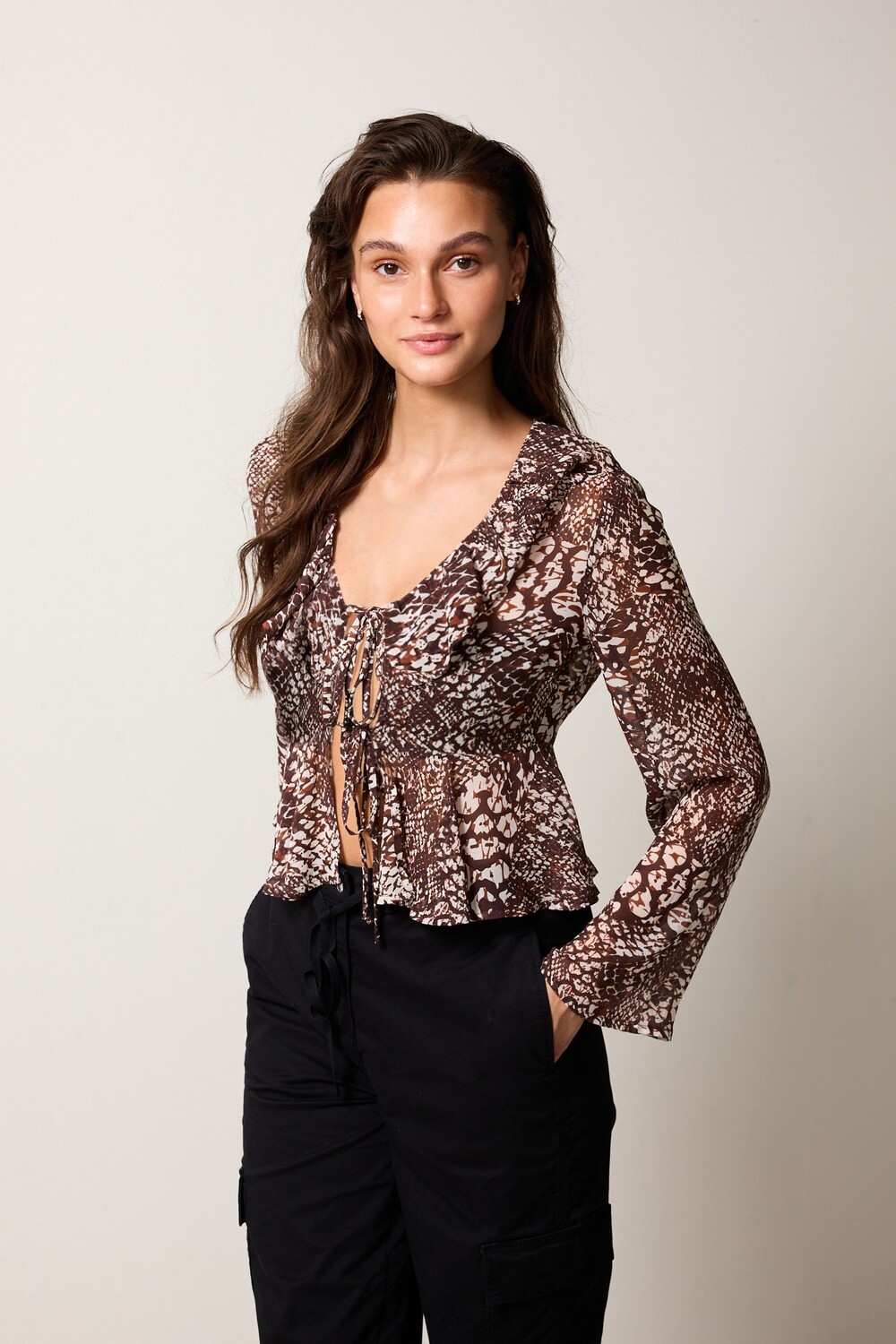 Блузка с длинными рукавами завязками спереди и сборками Next, коричневый
Блузка с длинными рукавами завязками спереди и сборками Next, коричневый