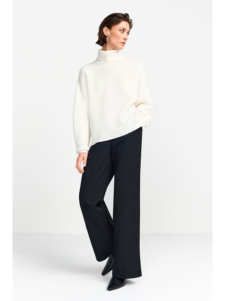 Rich&Royal Кремовый свитер с высоким воротником
Rich&Royal Кремовый свитер с высоким воротником