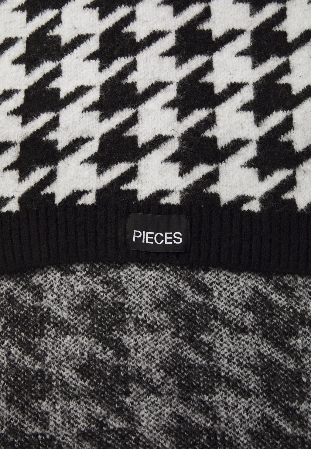 Шарф PCROOA LONG SCARF Pieces, черный 
Шарф PCROOA LONG SCARF Pieces, черный