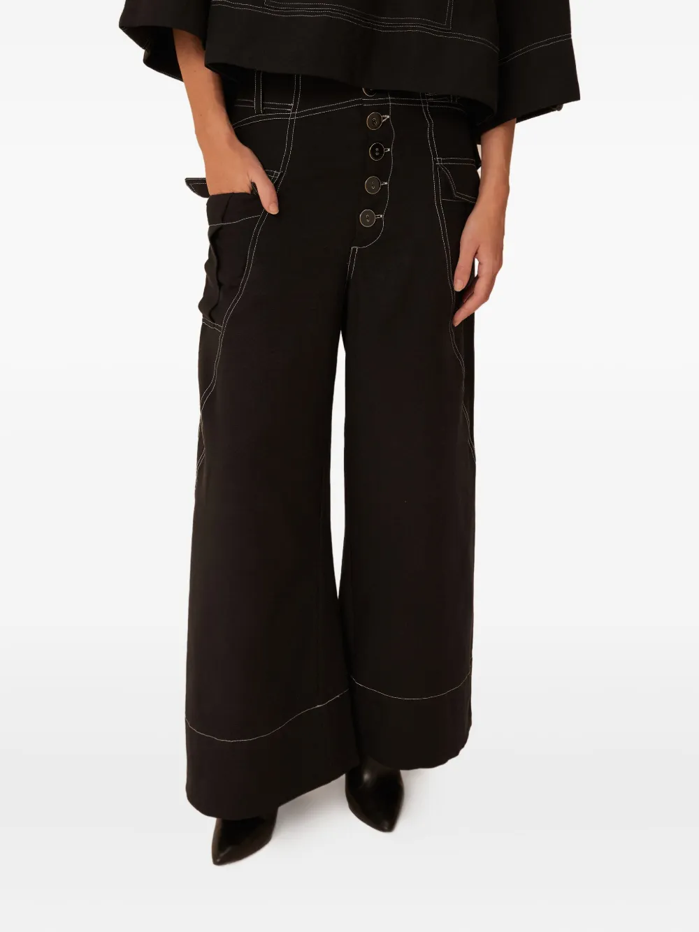 Брюки с застежкой на пуговицы и контрастной строчкой FARM Rio, черный
Брюки с застежкой на пуговицы и контрастной строчкой FARM Rio, черный