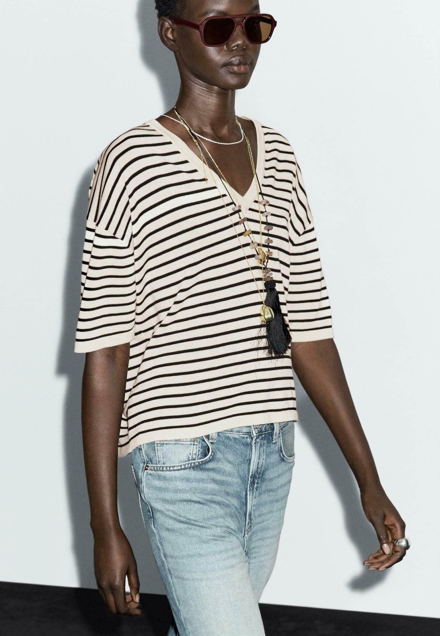 Футболка Massimo Dutti STRIPED V-NECK, Dark Blue
Футболка Massimo Dutti STRIPED V-NECK, Dark Blue