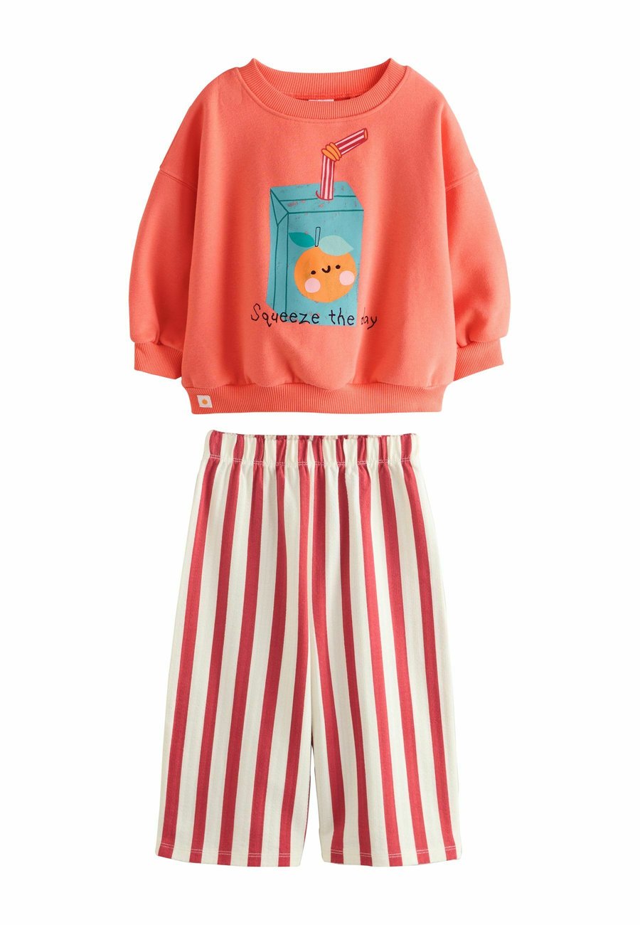 Толстовка Next PRINTED WIDE JOGGERS SET, Orange Squeeze The Day/Orange
Толстовка Next PRINTED WIDE JOGGERS SET, Orange Squeeze The Day/Orange