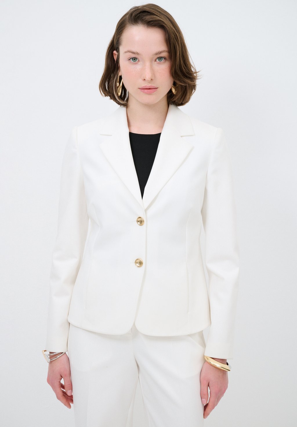 Блейзер MONO CLOSURE adL, белый
Блейзер MONO CLOSURE adL, белый