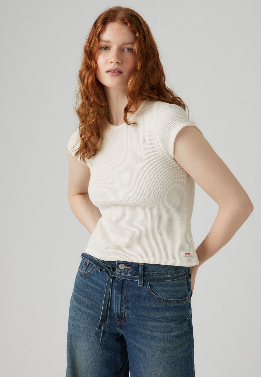 Футболка Levi's DRY GOODS, Gardenia/Light-Blue Denim
Футболка Levi's DRY GOODS, Gardenia/Light-Blue Denim