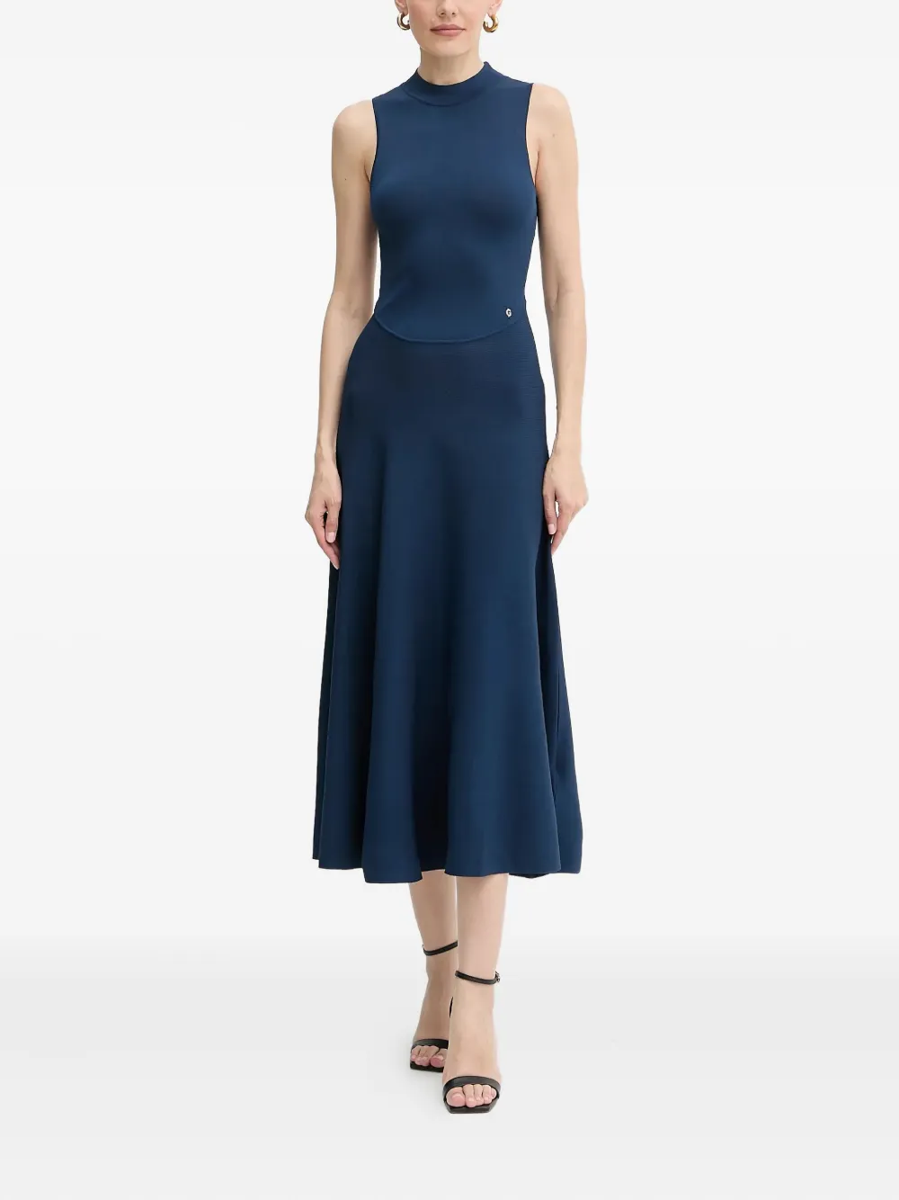 Расклешенное платье миди с высоким воротником GUESS USA, синий
Расклешенное платье миди с высоким воротником GUESS USA, синий