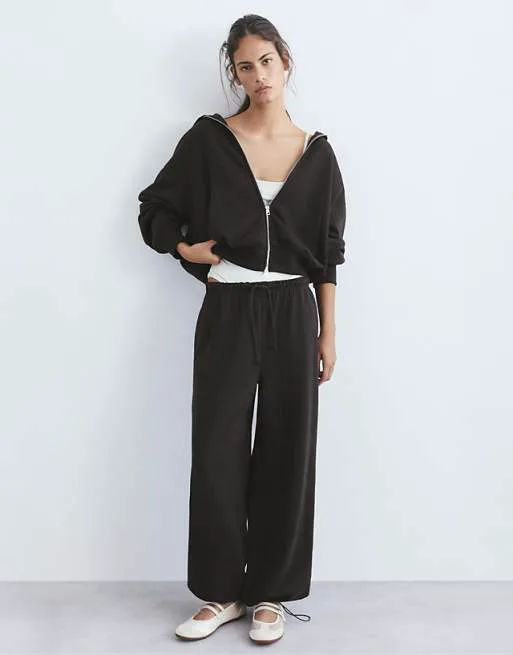 Коричневый худи на молнии Pull&Bear
Коричневый худи на молнии Pull&Bear