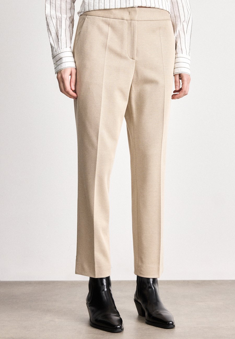 Брюки BOSS TAPRIA CROP, Open Miscellaneous/Beige
Брюки BOSS TAPRIA CROP, Open Miscellaneous/Beige