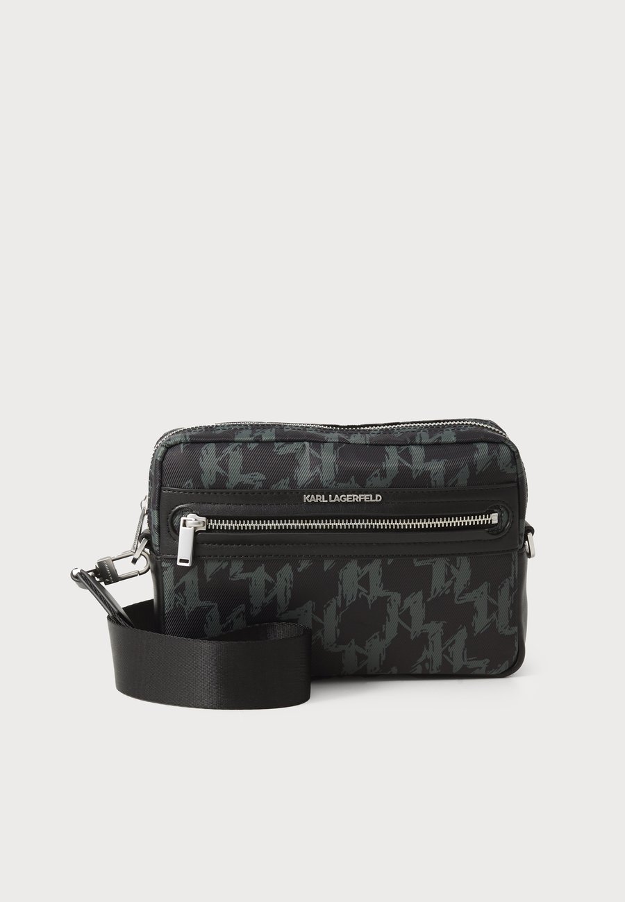 Сумка кросс-боди KARL LAGERFELD MONOGRAM GRAPHIC CAMERA BAG, Black/Burnt Olive/Black
Сумка кросс-боди KARL LAGERFELD MONOGRAM GRAPHIC CAMERA BAG, Black/Burnt Olive/Black