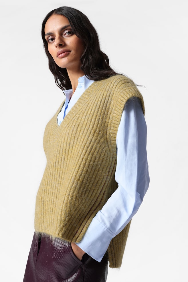 Жилет вязаный с V-образным вырезом из смеси мохера. & Other Stories, хаки
Жилет вязаный с V-образным вырезом из смеси мохера. & Other Stories, хаки