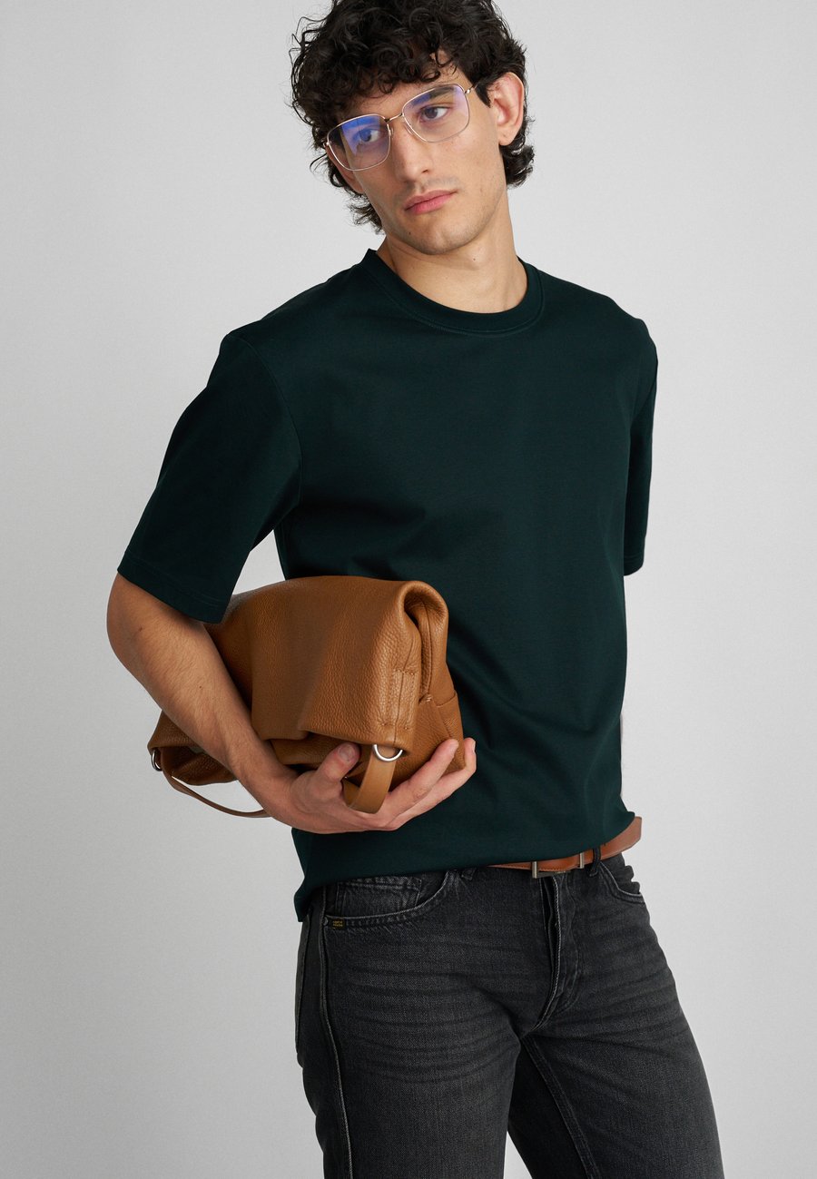 Футболка Tiger of Sweden Basic T-shirt, Dark Green, Зеленый, Футболка Tiger of Sweden Basic T-shirt, Dark Green
Футболка Tiger of Sweden Basic T-shirt, Dark Green, Зеленый, Футболка Tiger of Sweden Basic T-shirt, Dark Green