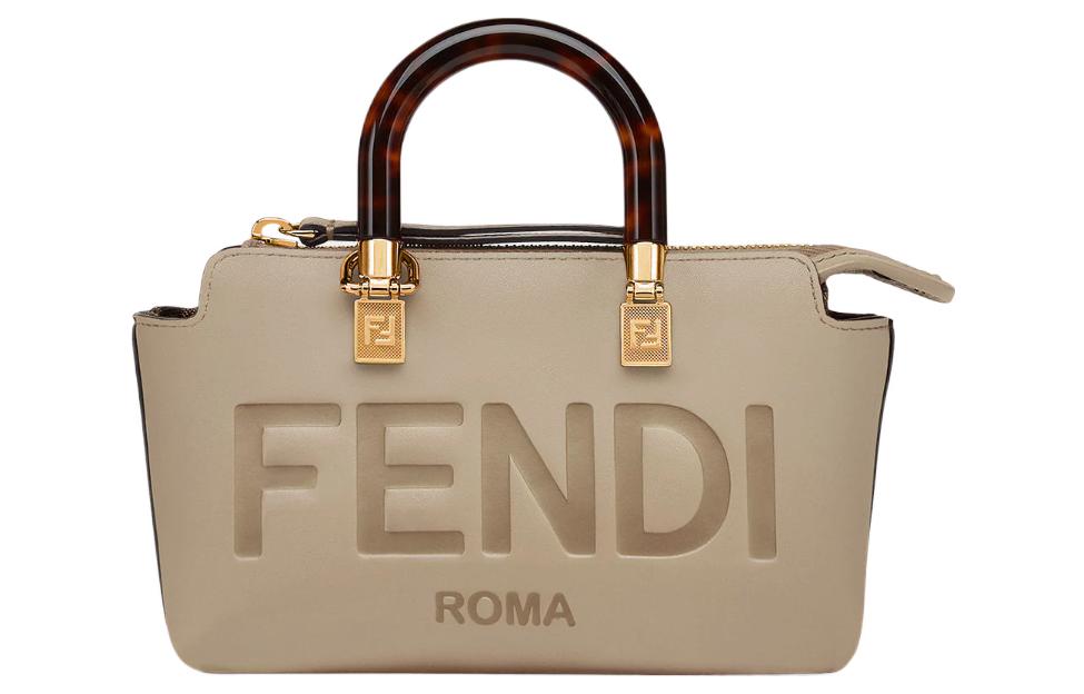 Сумка-бостон из телячьей кожи, Мини-сумка через плечо, Женская бежево-коричневая FENDI
Сумка-бостон из телячьей кожи, Мини-сумка через плечо, Женская бежево-коричневая FENDI