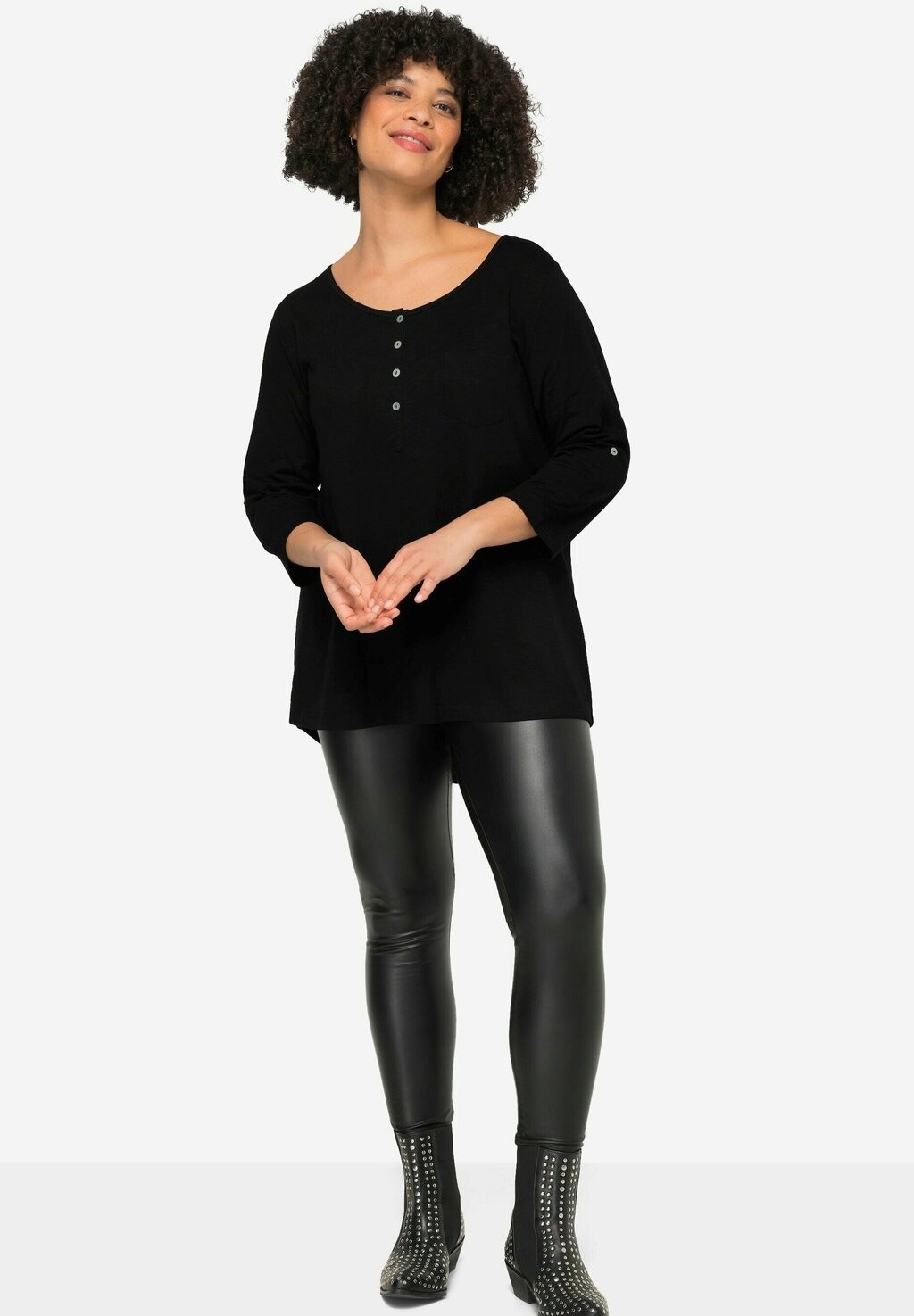 Топ с длинными рукавами RUNDHALS MIT KNOPFLEISTE 3/4-ÄRME Angel of Style, черный
Топ с длинными рукавами RUNDHALS MIT KNOPFLEISTE 3/4-ÄRME Angel of Style, черный