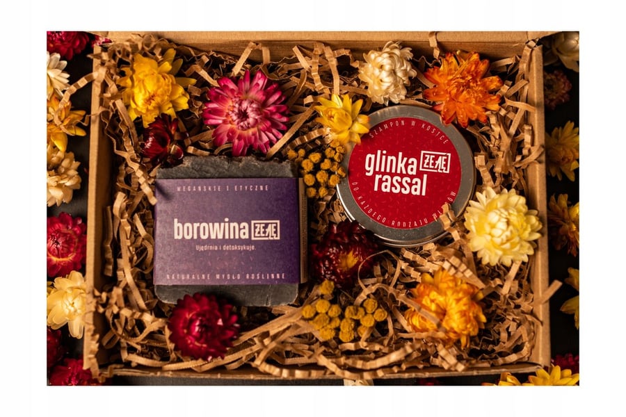 Роскошный подарочный набор, мыло и шампунь ŻE ĄĘ.
Роскошный подарочный набор, мыло и шампунь ŻE ĄĘ.