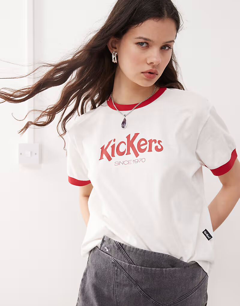 Футболка Kickers crop ringer с красным логотипом Kickers белого цвета
Футболка Kickers crop ringer с красным логотипом Kickers белого цвета