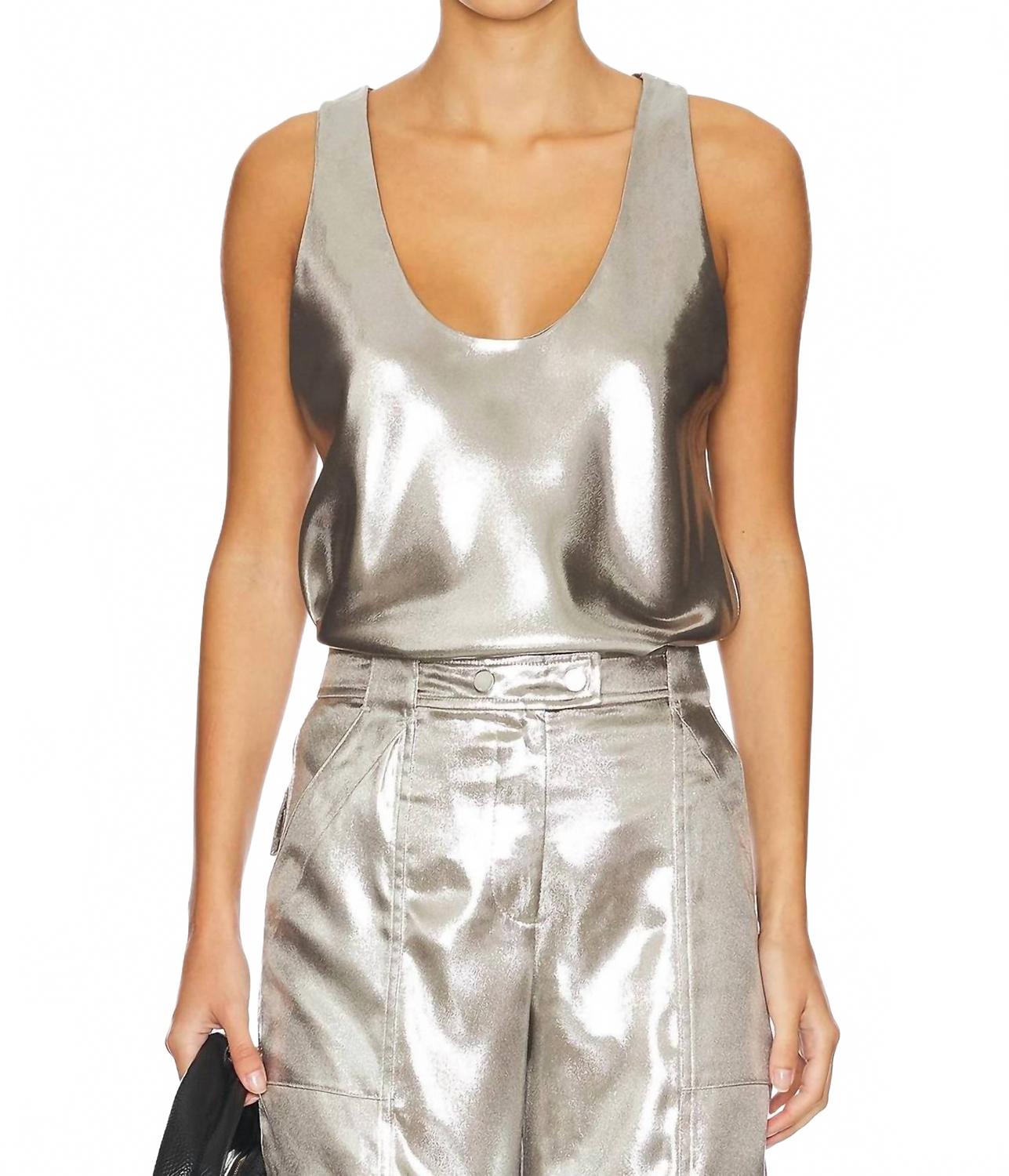 Kamari майка с U-образным вырезом в серебристом цвете SIMKHAI
Kamari майка с U-образным вырезом в серебристом цвете SIMKHAI