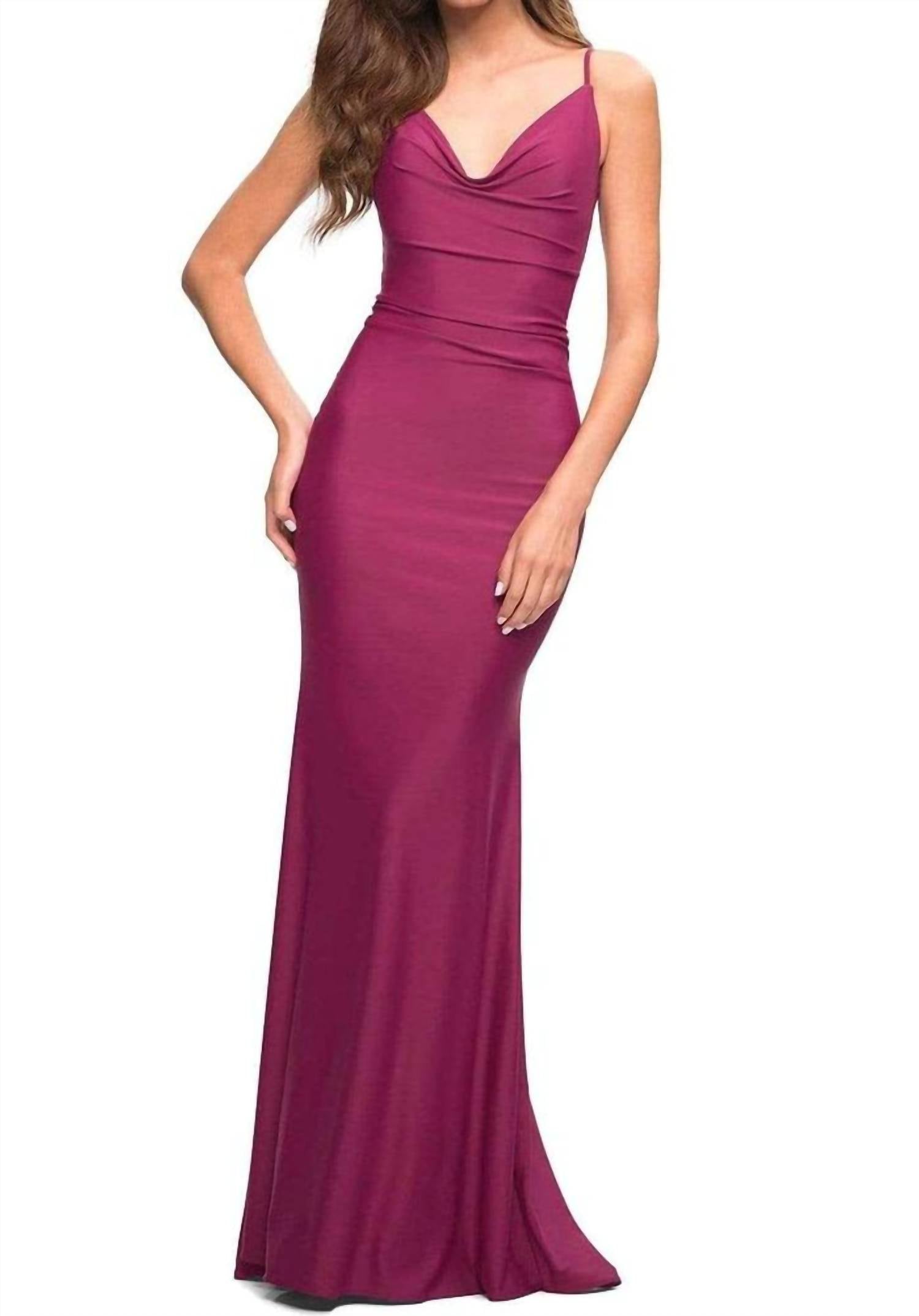 Очаровательное платье-русалка с глубоким вырезом в ягодном цвете La Femme, Berry
Очаровательное платье-русалка с глубоким вырезом в ягодном цвете La Femme, Berry