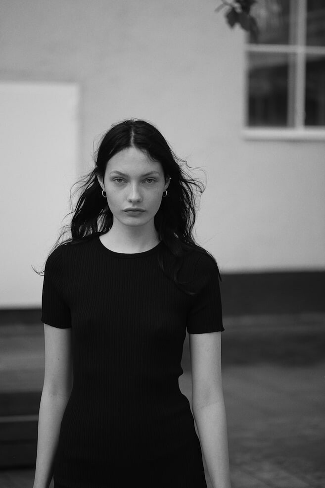 Облегающее платье из трикотажа в рубчик H&M, черный
Облегающее платье из трикотажа в рубчик H&M, черный