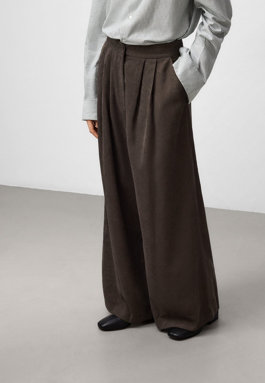 Брюки ADOLFO DOMINGUEZ WIDE , Taupe
Брюки ADOLFO DOMINGUEZ WIDE , Taupe