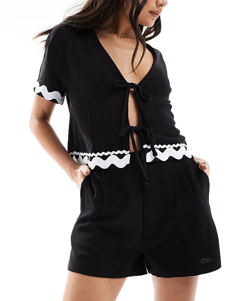 Шорты с эффектом льна черного цвета Stradivarius
Шорты с эффектом льна черного цвета Stradivarius