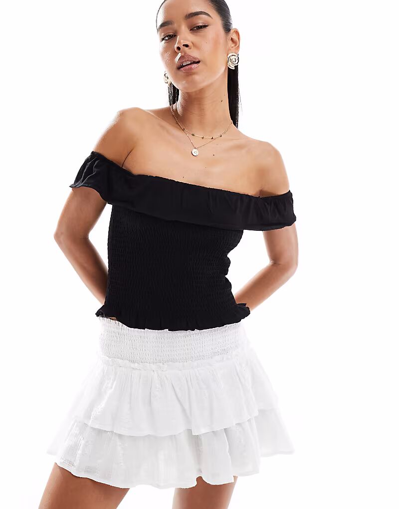 Топ Stradivarius с квадратным вырезом и оборкой черного цвета
Топ Stradivarius с квадратным вырезом и оборкой черного цвета