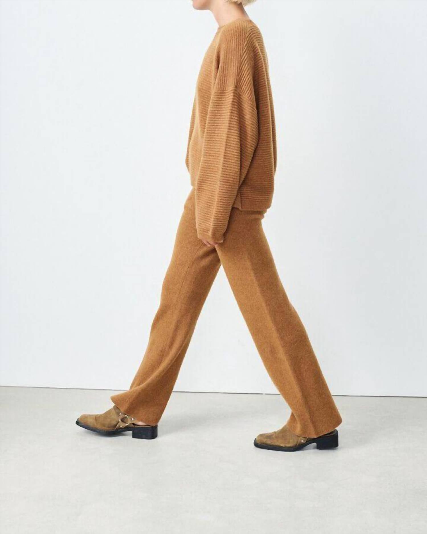 Раксов прямые джоггеры в коричневом American Vintage
Раксов прямые джоггеры в коричневом American Vintage