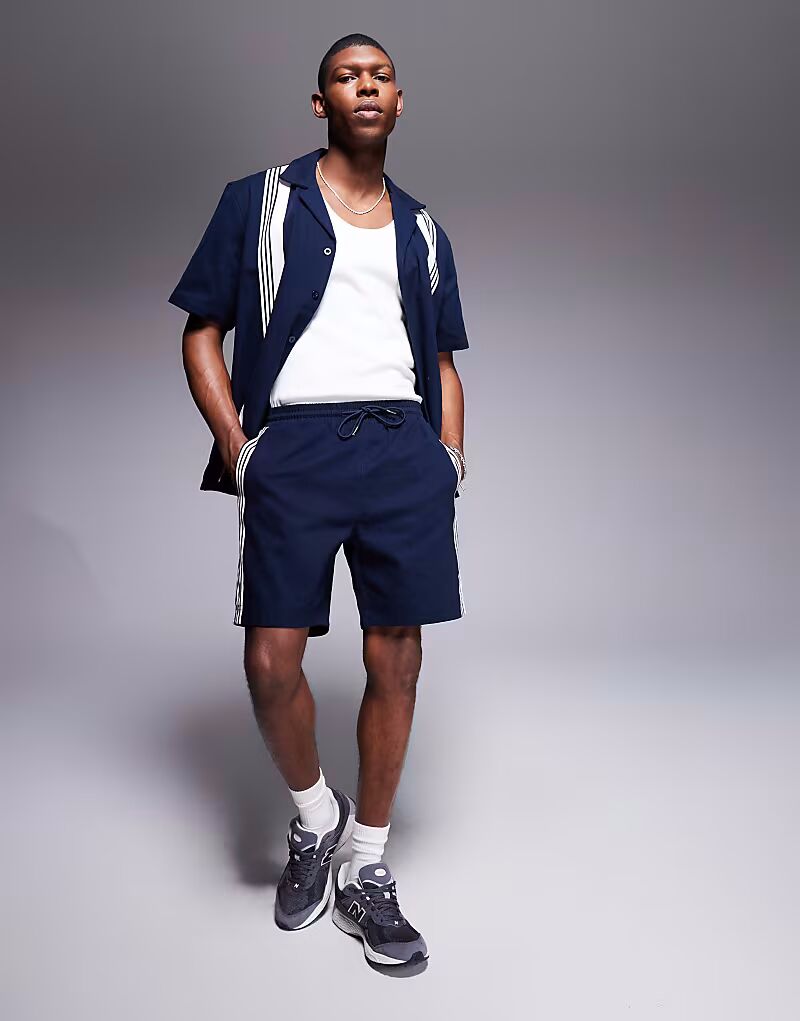 Трикотажные шорты с полосками и логотипом, темно-синего цвета Alma De Ace
Трикотажные шорты с полосками и логотипом, темно-синего цвета Alma De Ace