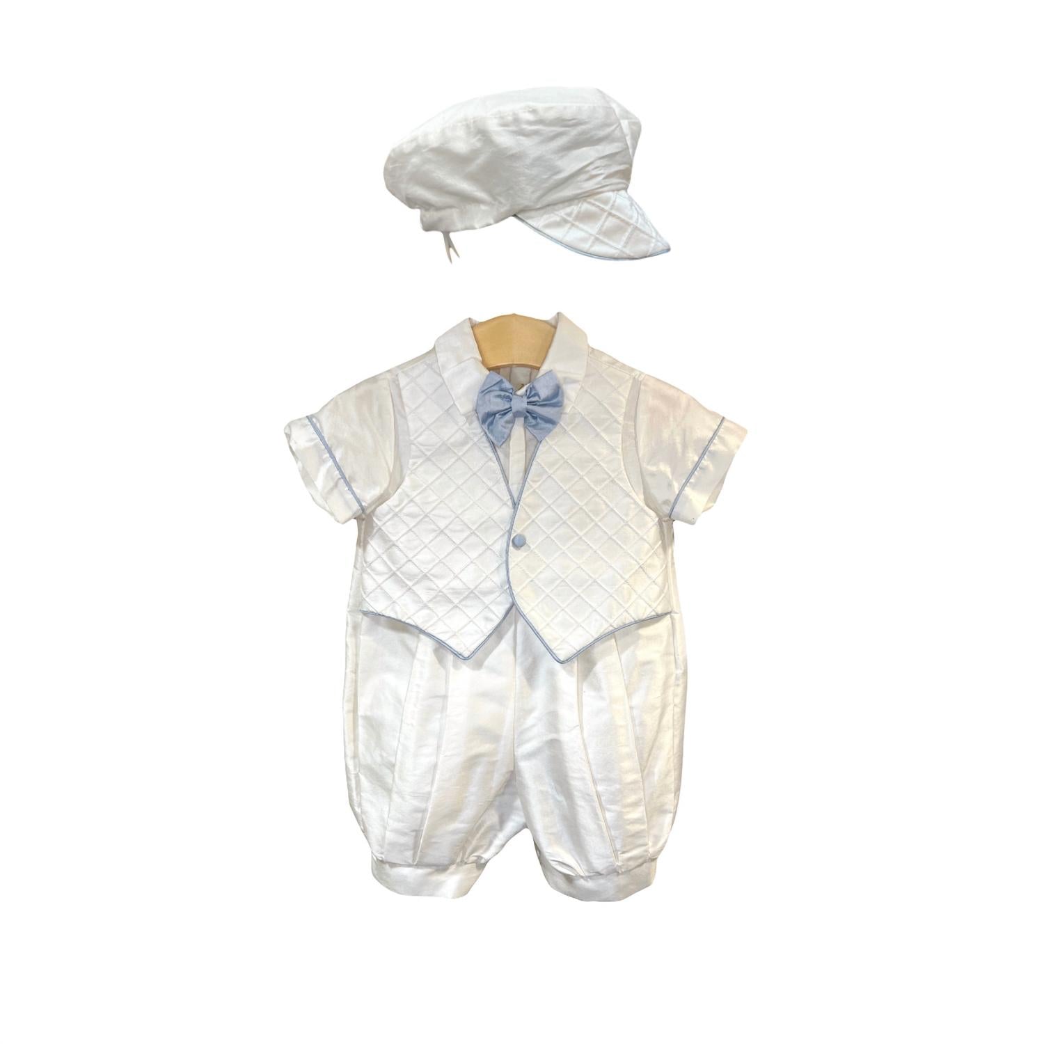 Комбинезон для мальчика из двух частей с синей отделкой и шапочкой-ушанкой белого цвета L'Pety Canar, белый
Комбинезон для мальчика из двух частей с синей отделкой и шапочкой-ушанкой белого цвета L'Pety Canar, белый