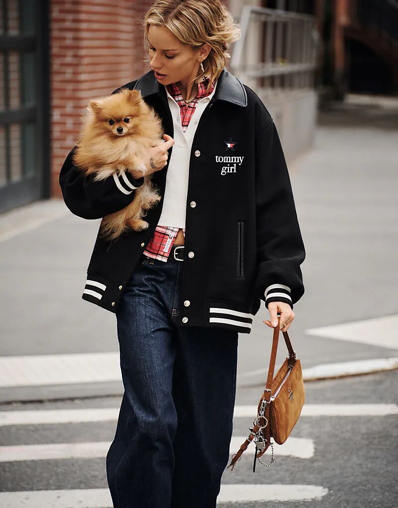 Шерстяная университетская куртка Tommy Jeans Tommy Girl с контрастным воротником черного цвета
Шерстяная университетская куртка Tommy Jeans Tommy Girl с контрастным воротником черного цвета