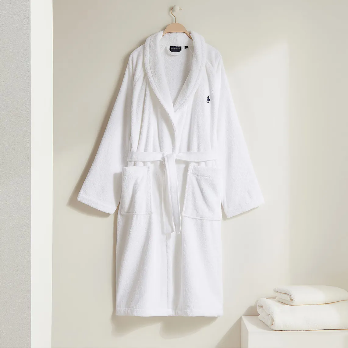 Хлопковый халат 450 гр/м2 Polo Player 24 Ralph Lauren Home, белый
Хлопковый халат 450 гр/м2 Polo Player 24 Ralph Lauren Home, белый