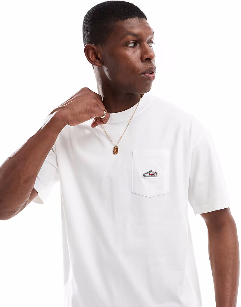 Футболка с графическим принтом Nike M90 белого цвета
Футболка с графическим принтом Nike M90 белого цвета