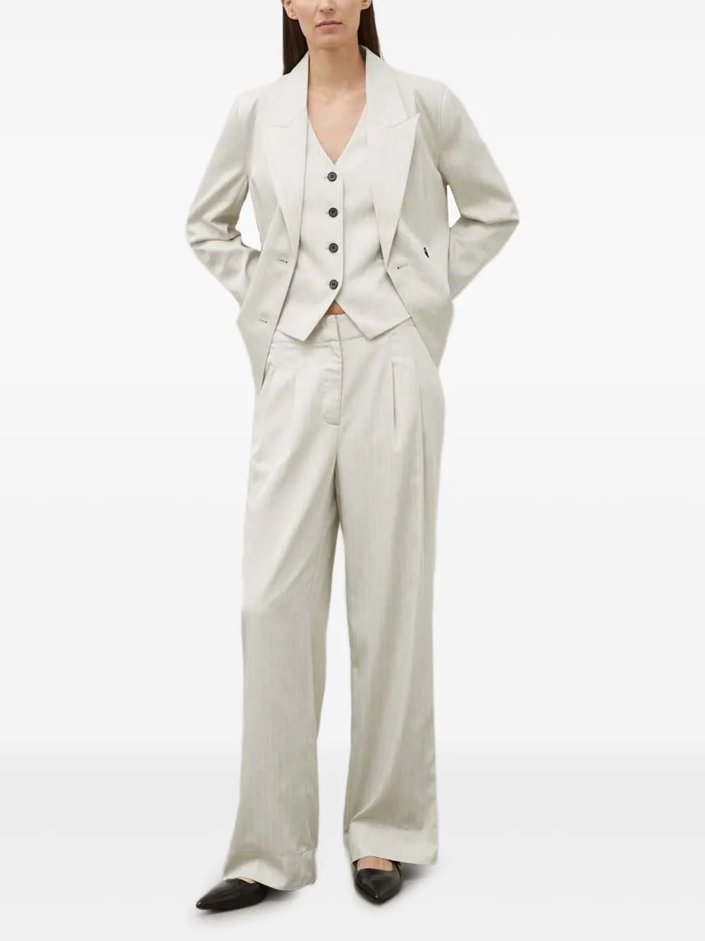 Двубортный пиджак в тонкую полоску Bruuns Bazaar, нейтральный
Двубортный пиджак в тонкую полоску Bruuns Bazaar, нейтральный